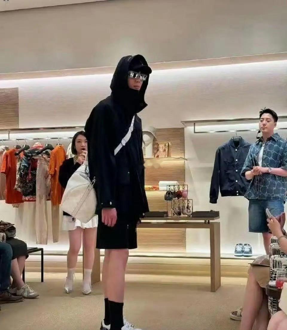 怪不得有钱人说逛街不累呢 