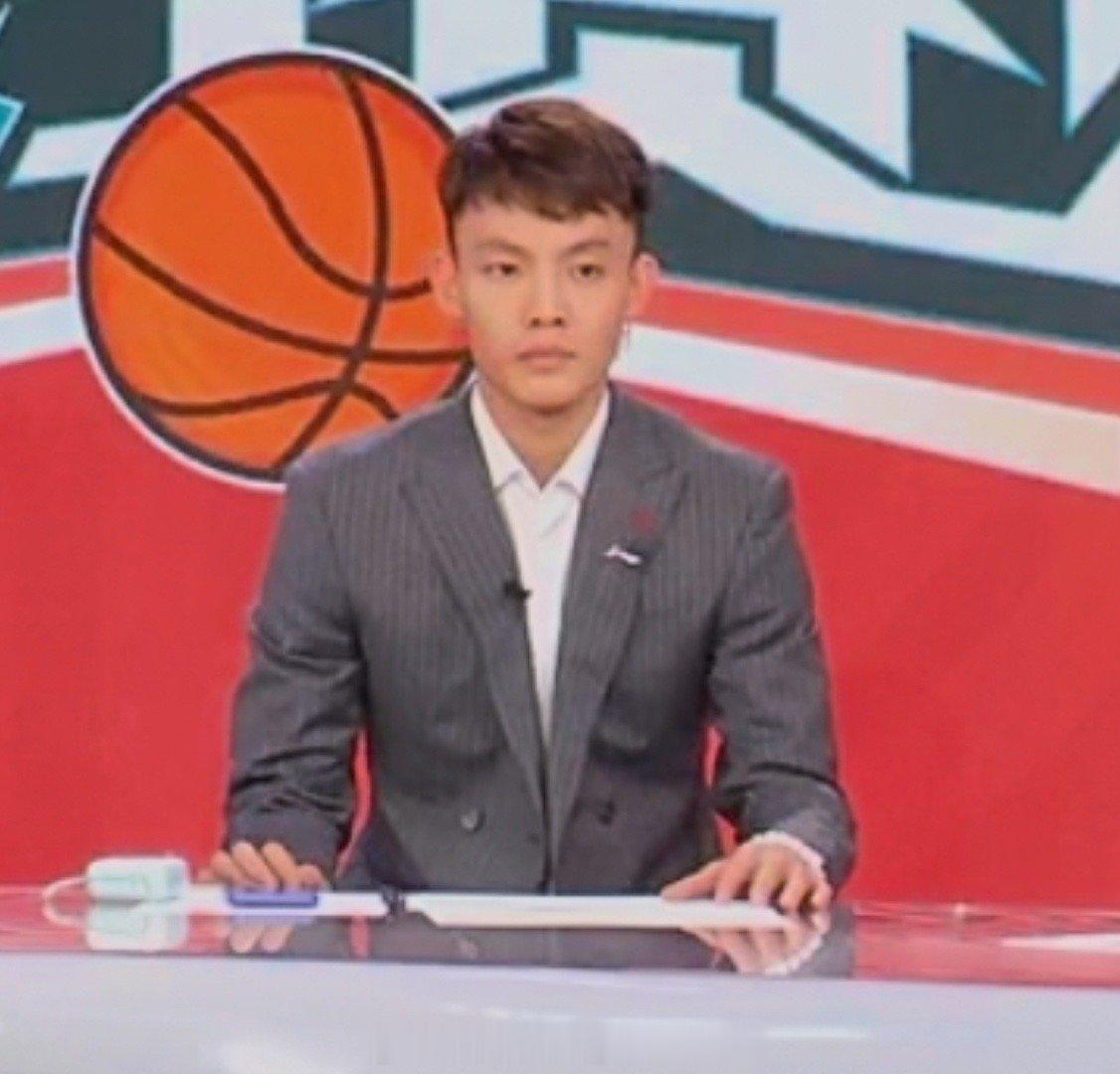 徐杰在解说席展现出了我命由我不由天的表情 ​​​
