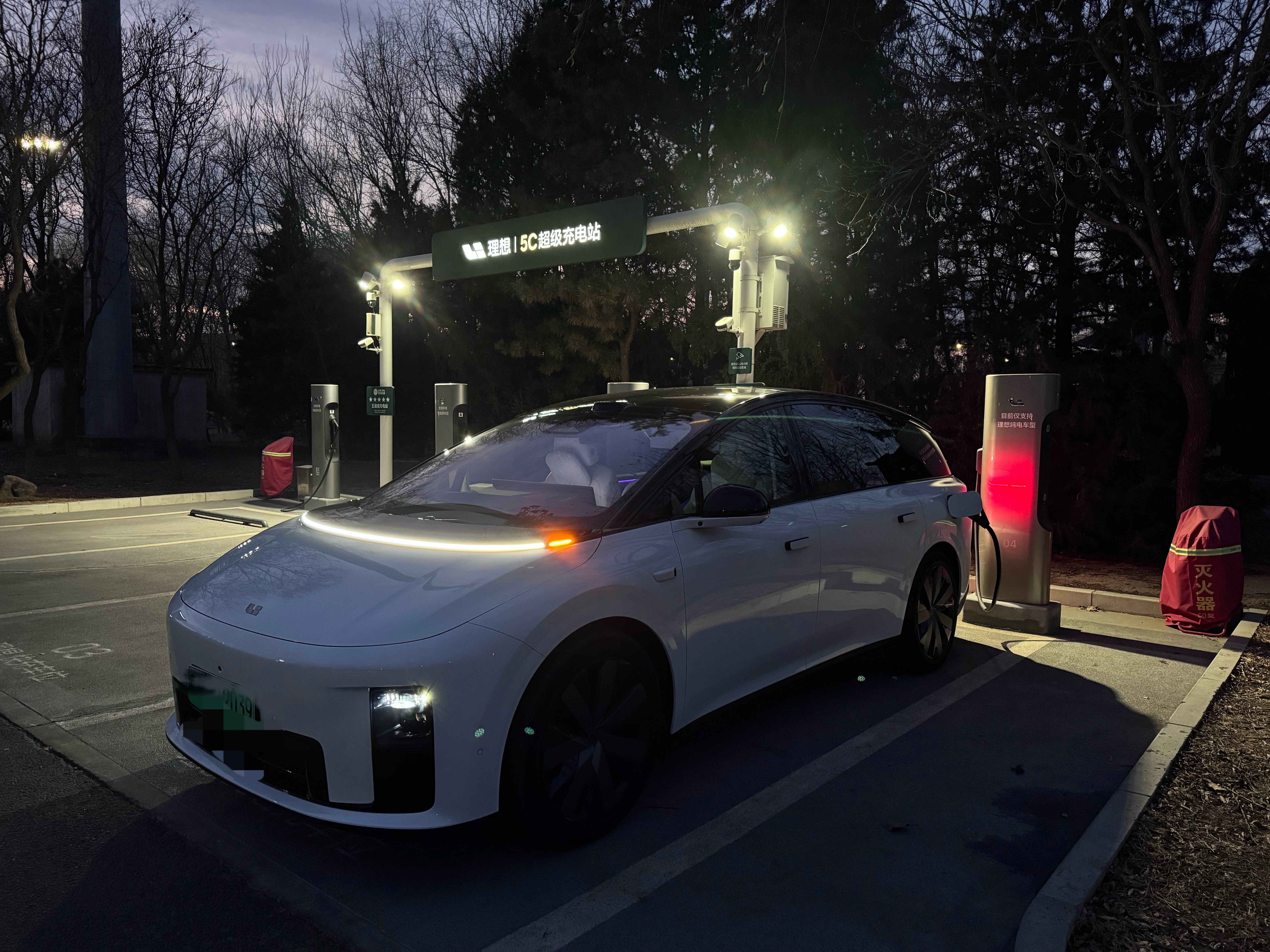 每次开理想总有一种“素感”它不是特斯拉那种简陋感而且简约科技的那种“朴实”可能用