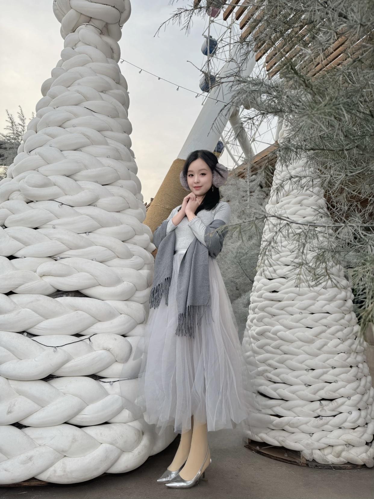 冬日暖阳下，优雅少女坐长椅，静享时光。