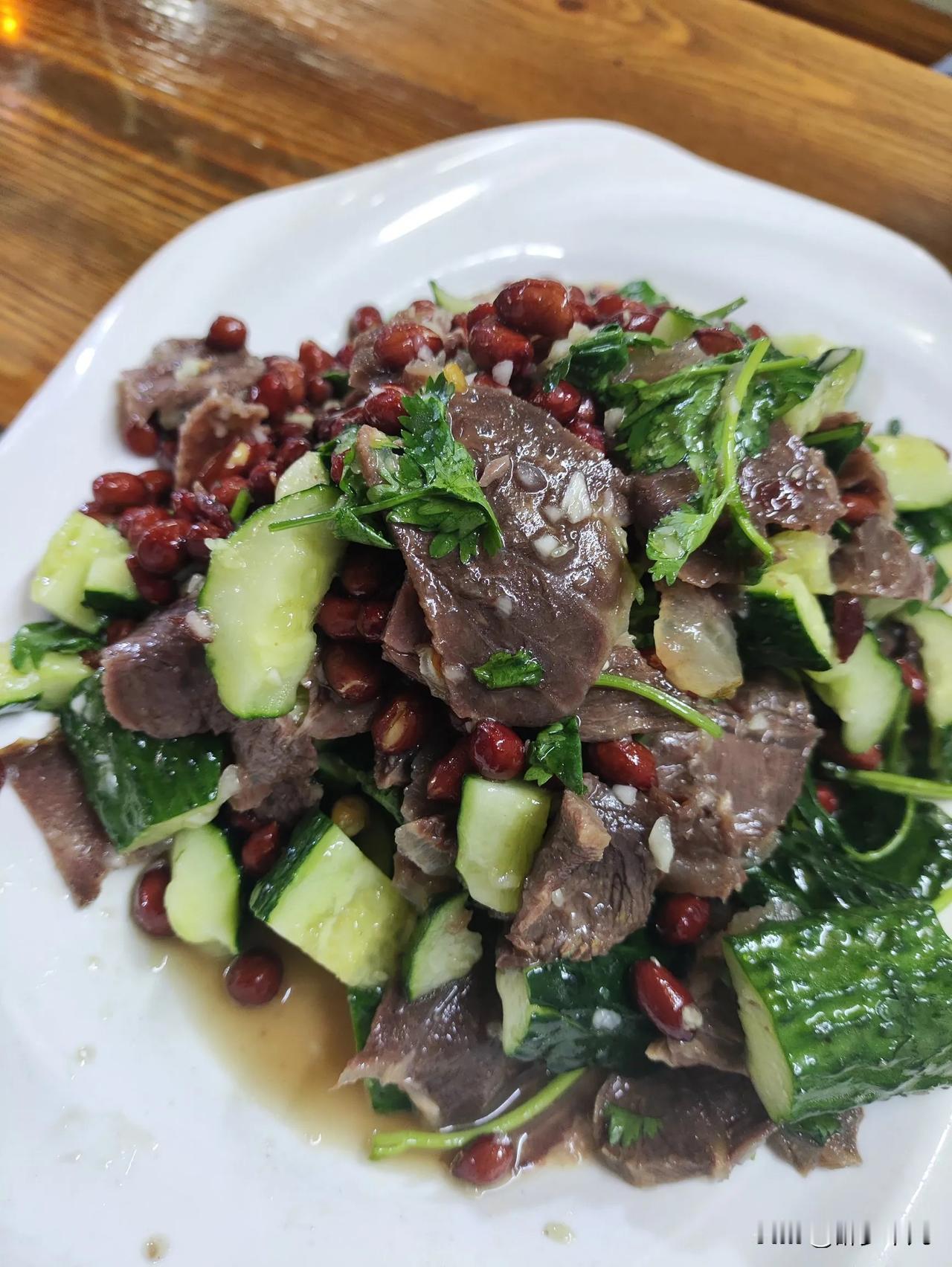 #晒出相册最近的一张美食照片#
美食，牛肉黄瓜，花生米