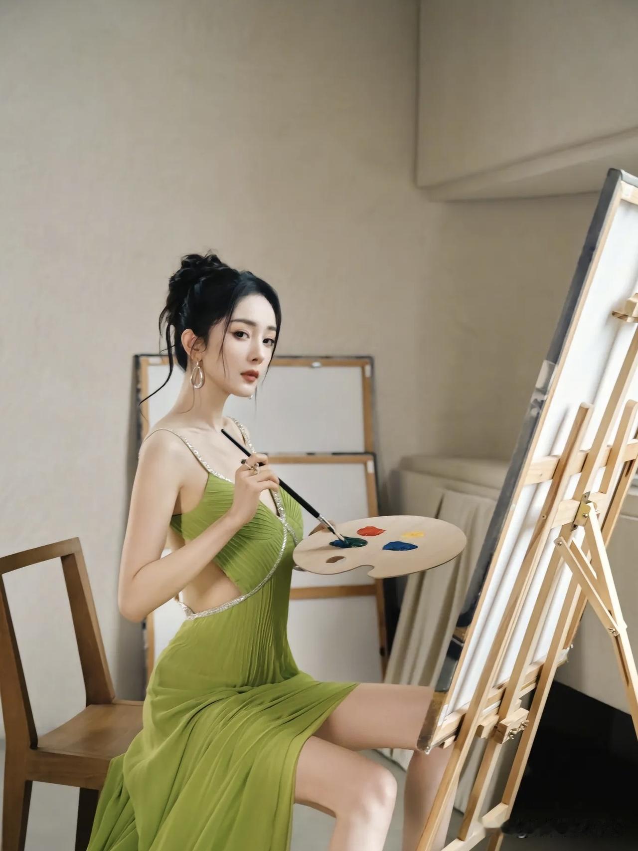 杨幂：眼波流转间皆是戏，步履生风自带光。从晴川到白浅，她用角色写就传奇，以清醒姿