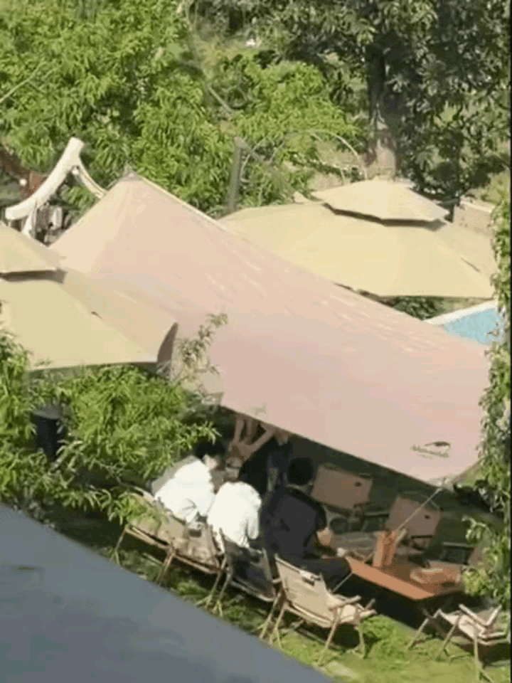 莎莎师娘真不错，带着莎莎去露营聚餐了！
之前是刷到师娘开车去接莎莎，以为只是出去