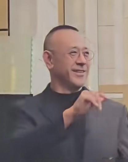 老艺术家集会，人家哥俩一起走，真有范。名字一文一武，真的是文武双全，哥俩的才艺一