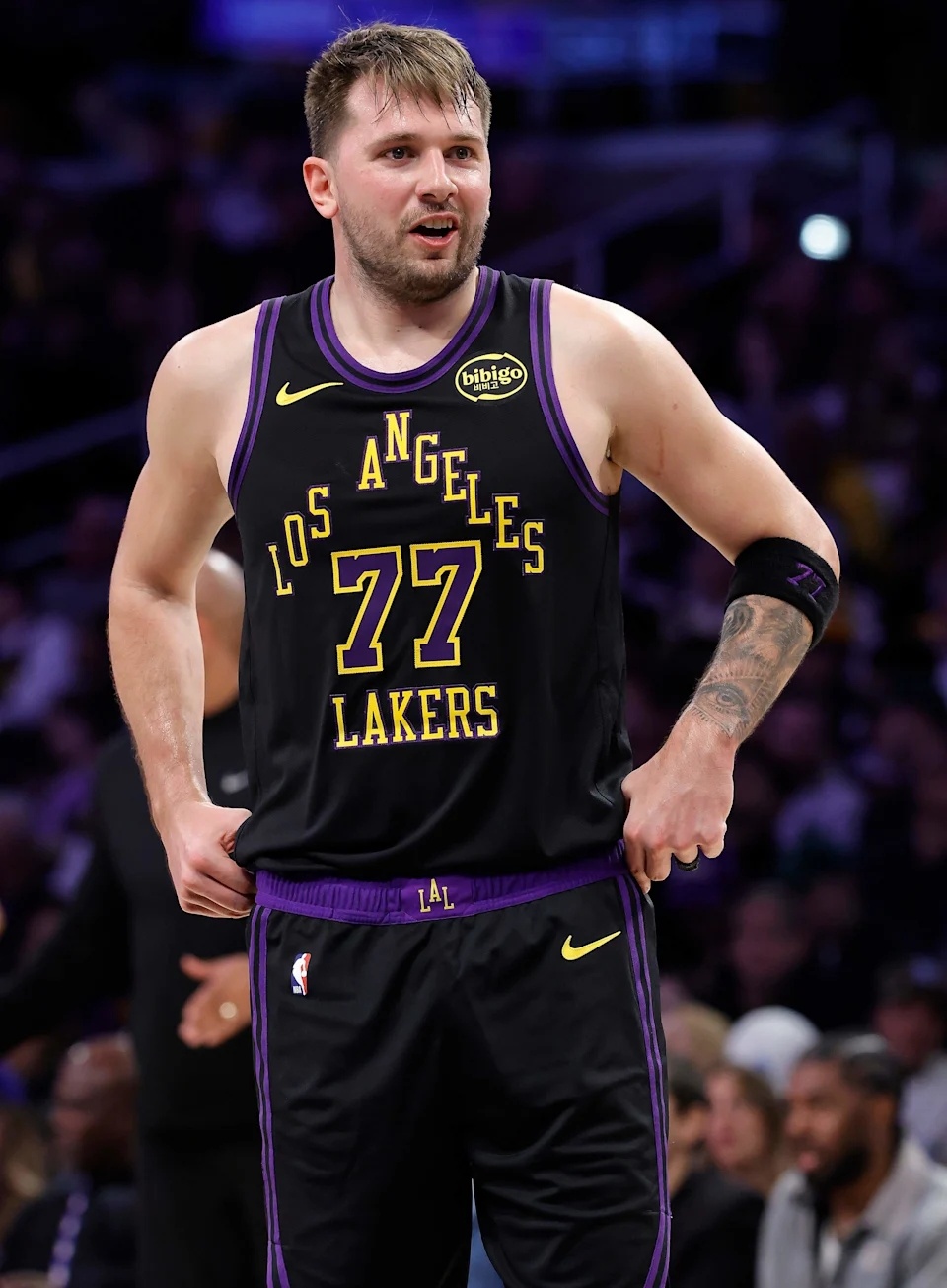 Dave：消息人士告诉ESPN，这笔出售事件事前并未征询东契奇的意见。不过下周，