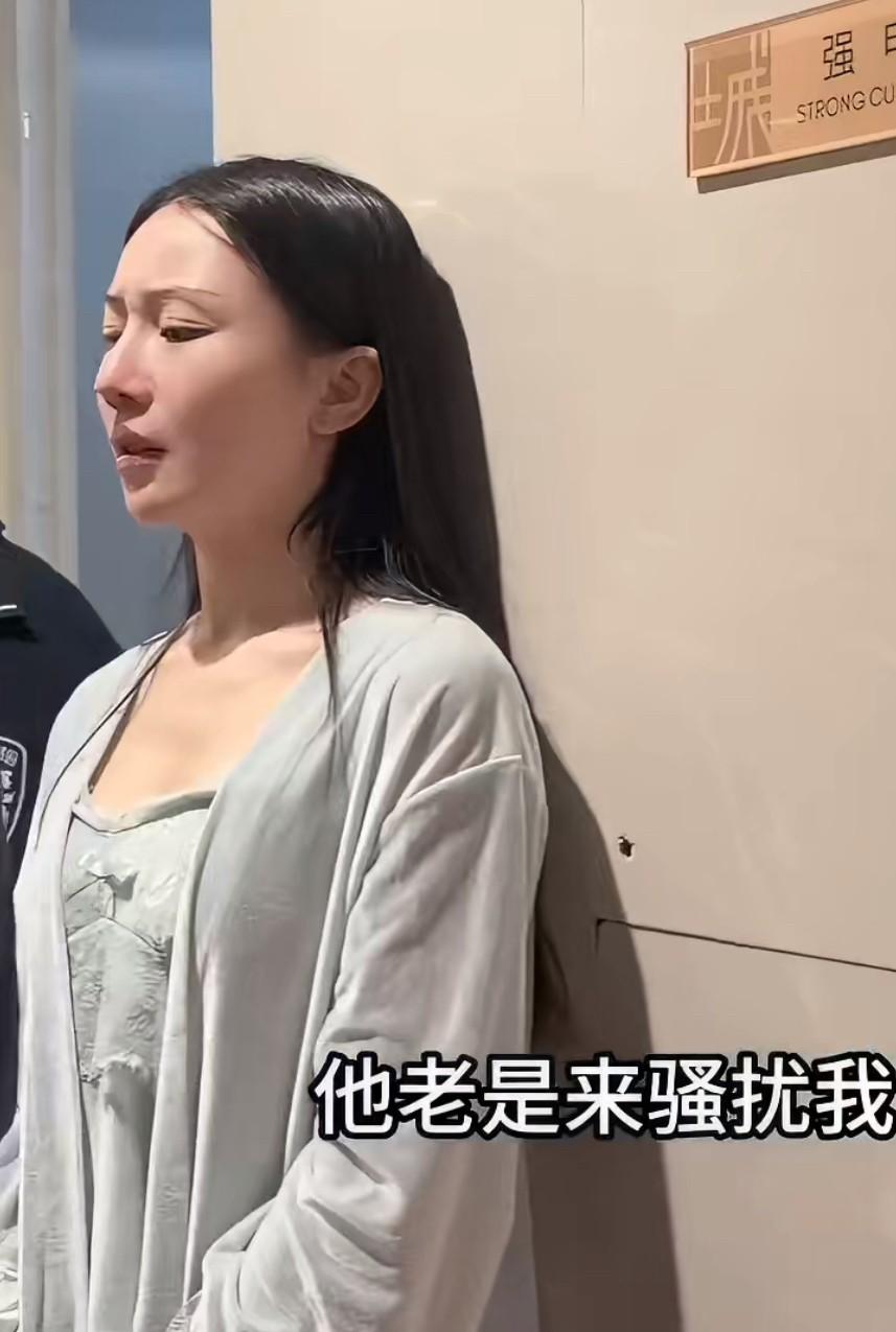 深圳单亲妈妈，

外卖小哥狂追送万元花，

结局意外

这事儿发生在深圳，一个0