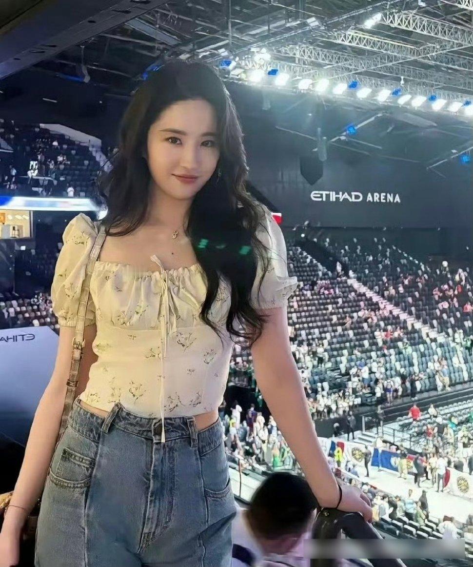 刘亦菲这条裤子挺养生，毕竟降温了肚脐眼必须护住啊 