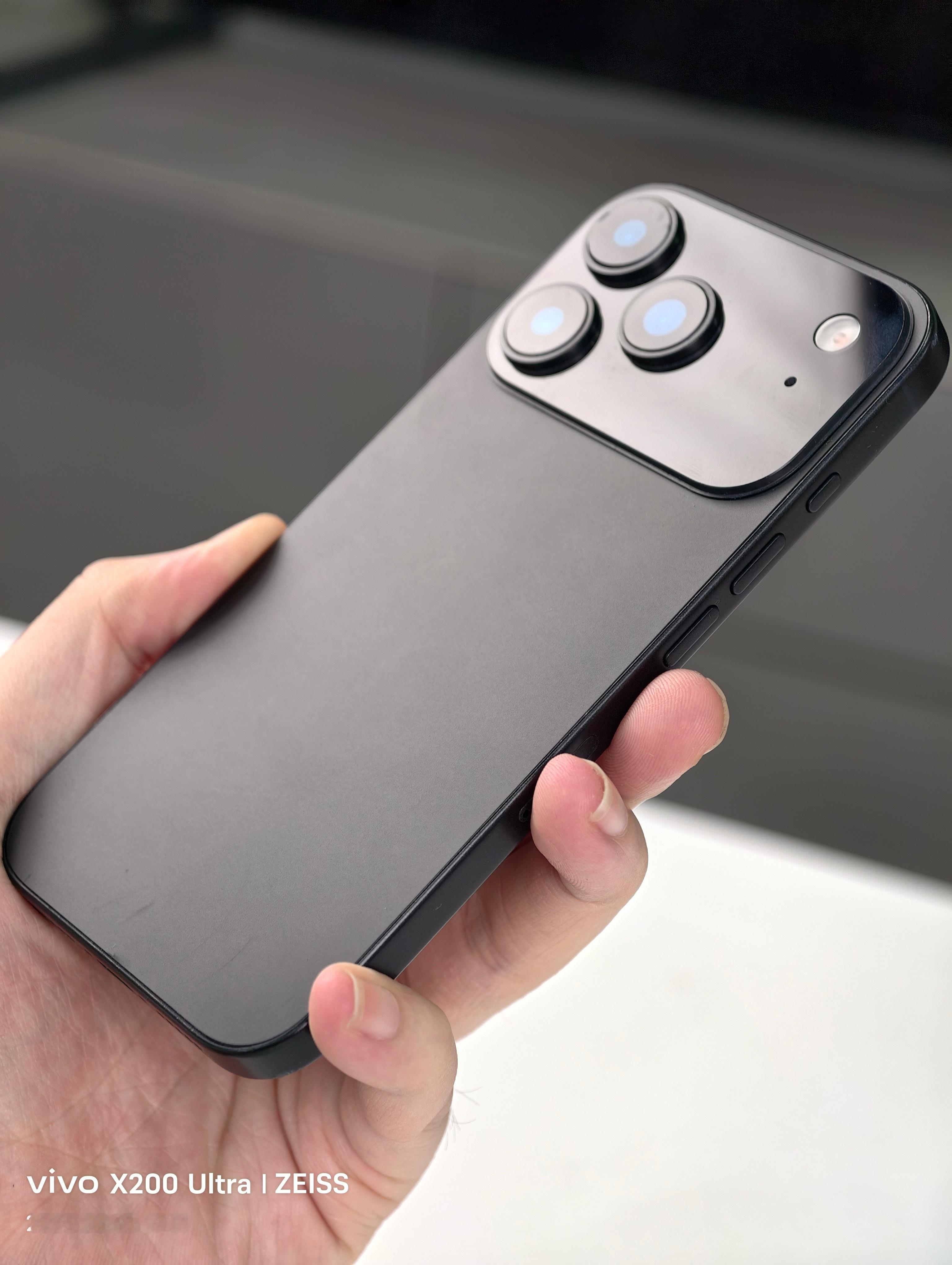 借了几个iphone  17系列的模型大家应该看到很多了那我就好奇的问一嘴这个外