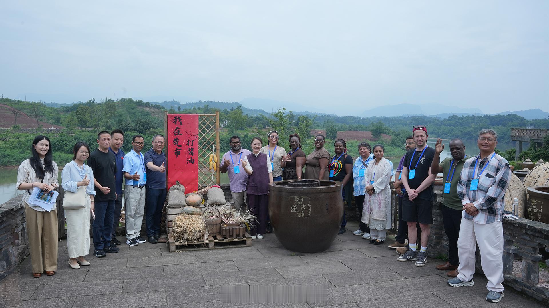 泸州先市酱油 12国媒体走进泸州先市酱油：品味中国非遗酱香 5月26日至27日，