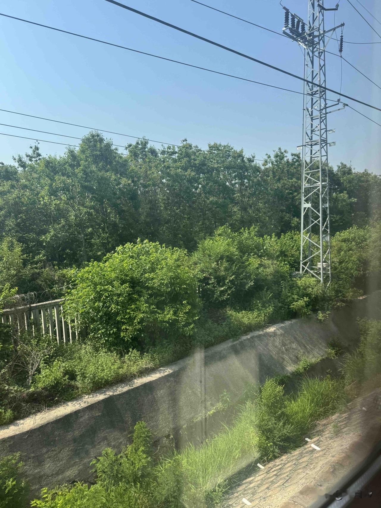如今高铁四通八达，出行动辄几小时直达，快节奏填满了日常，偶尔抛开匆忙，选一趟K字