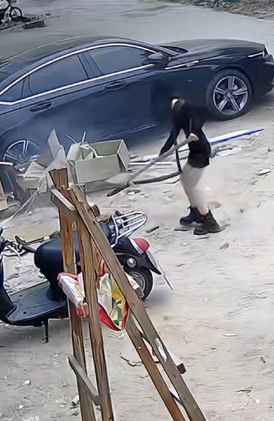 人民日报都表扬了这个小姑娘，真是人美心善。本来小姐姐打扮的漂漂亮亮的和朋友一起出