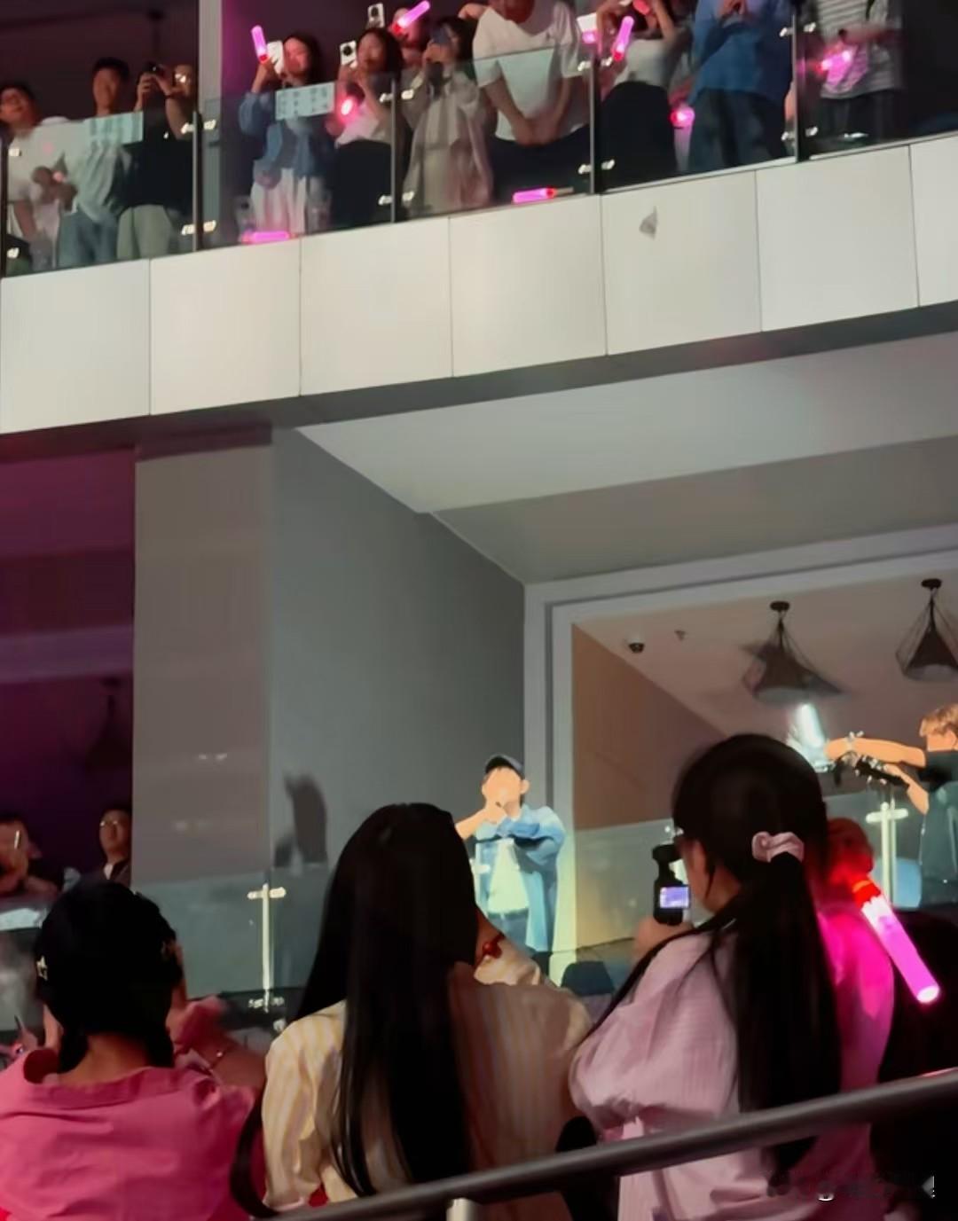 谢娜哭了，何炅太挺了！成都演唱会，何炅大老远飞过去坐镇，结果到散场都没上台。
