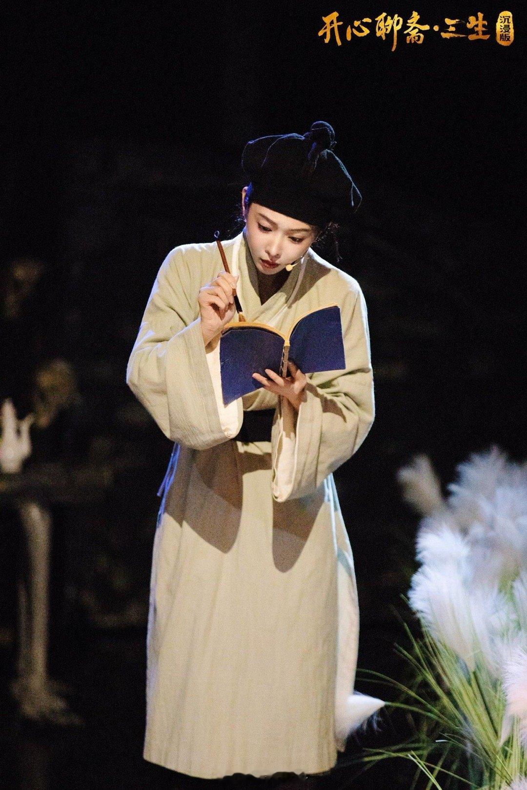 这居然是宣璐 当宣璐以状元郎之姿出现在眼前，女扮男装的她，英气中透着灵动。首次涉