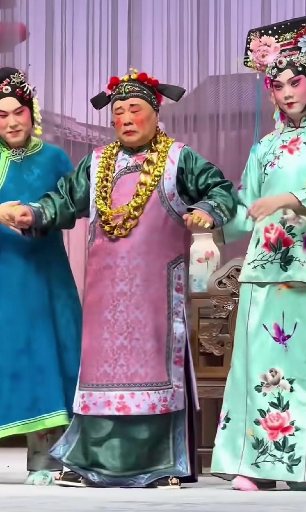 以前晚上睡不着觉，总是听着德云社郭老师的相声快乐的入眠；今晚斗胆看了一会儿他改编