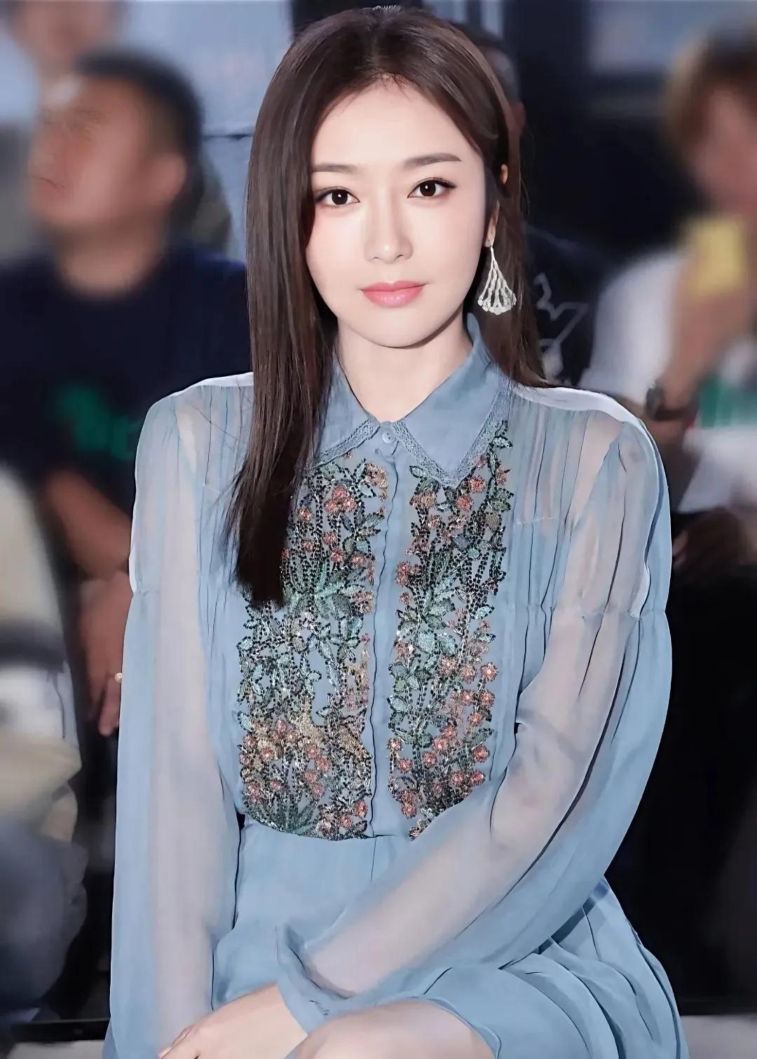 秦岚的美属于温润古典的熟韵美人，柔中带古，艳而不妖。
她是鹅蛋脸，骨相皮相兼具。