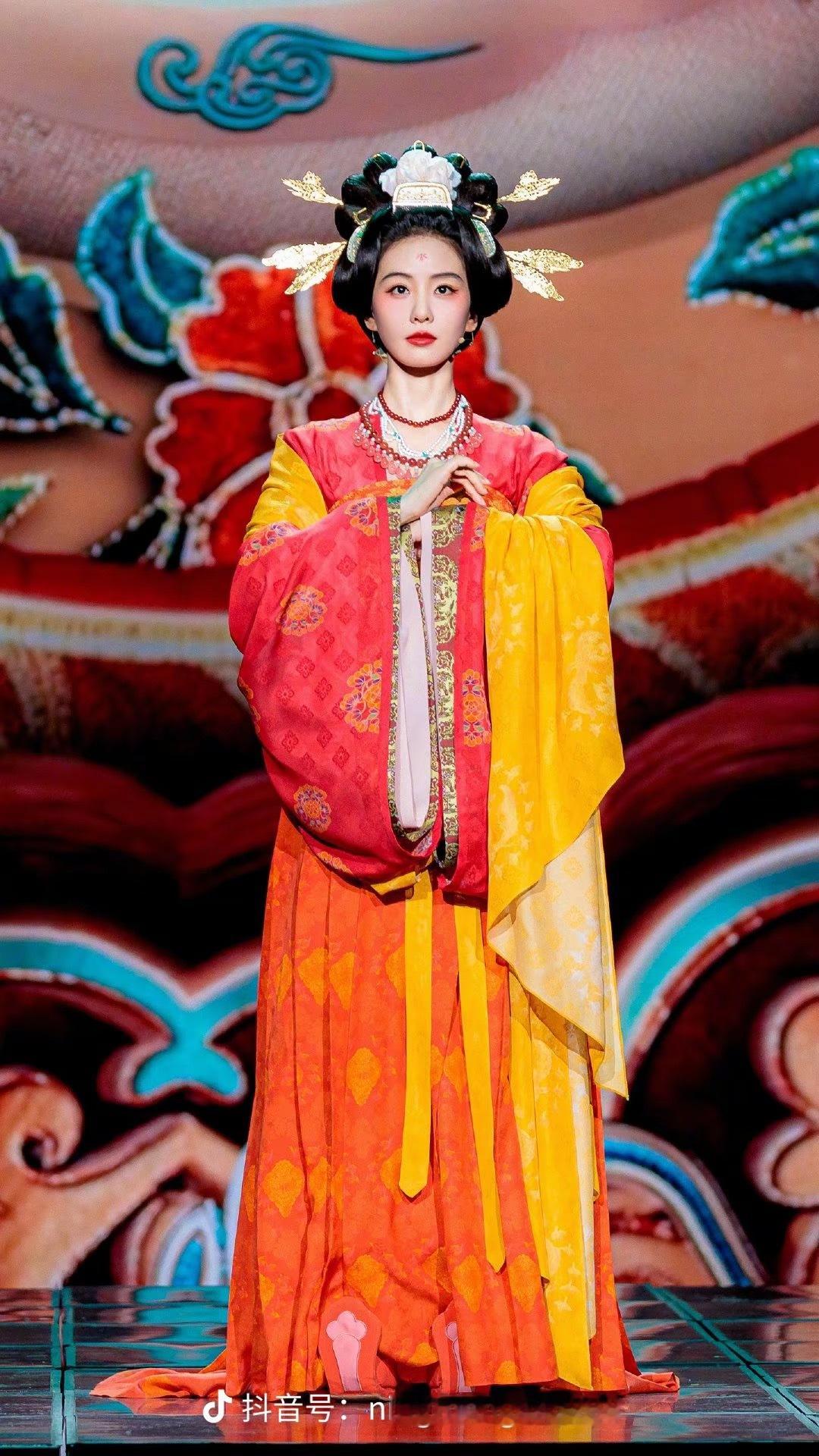 昨天刷到2023年春晚，刘诗诗唐制汉服还是很惊艳，还有《掌心》的唐制汉服 