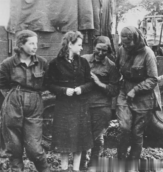 1941 年 8 月 19 日，在乌克兰某处，被德军俘虏的苏军女兵站在一辆德军轻