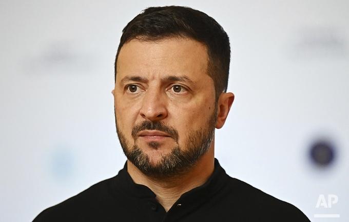 新闻快讯——塔斯社援引乌克兰UNIAN通讯社报道，泽连斯基对记者表示，美国计划在