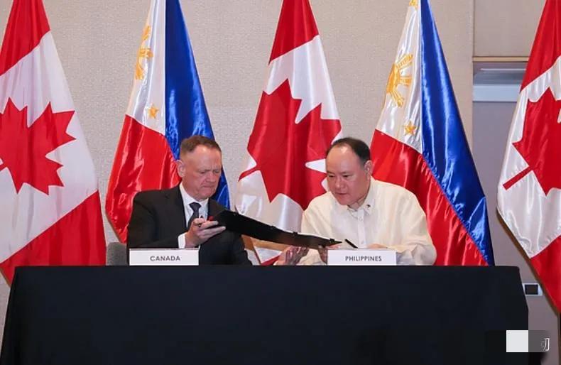 这张图是加拿大国防部长比尔.布莱尔跟菲律宾国防部长特奥多罗，11月2日在签订的《