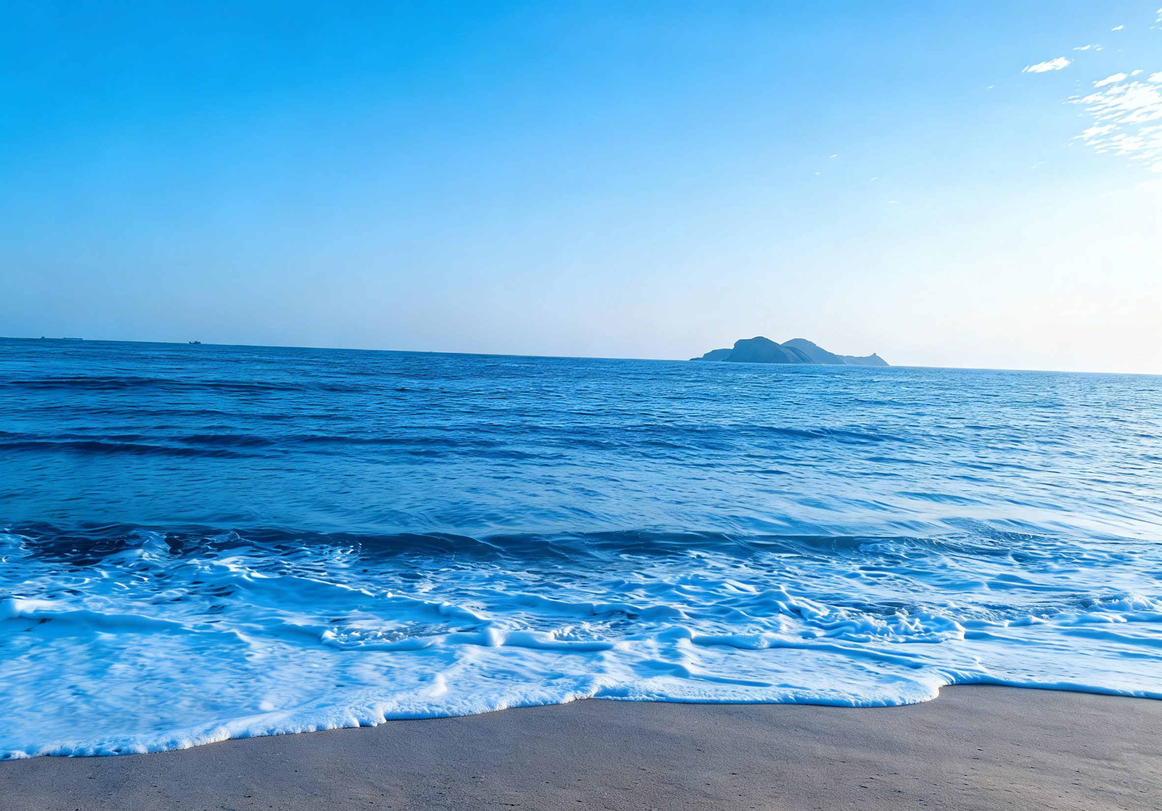 东山岛金銮湾有“镜面沙滩”之称，退潮时沙滩如镜，能完美反射天空，是观赏日出的绝佳