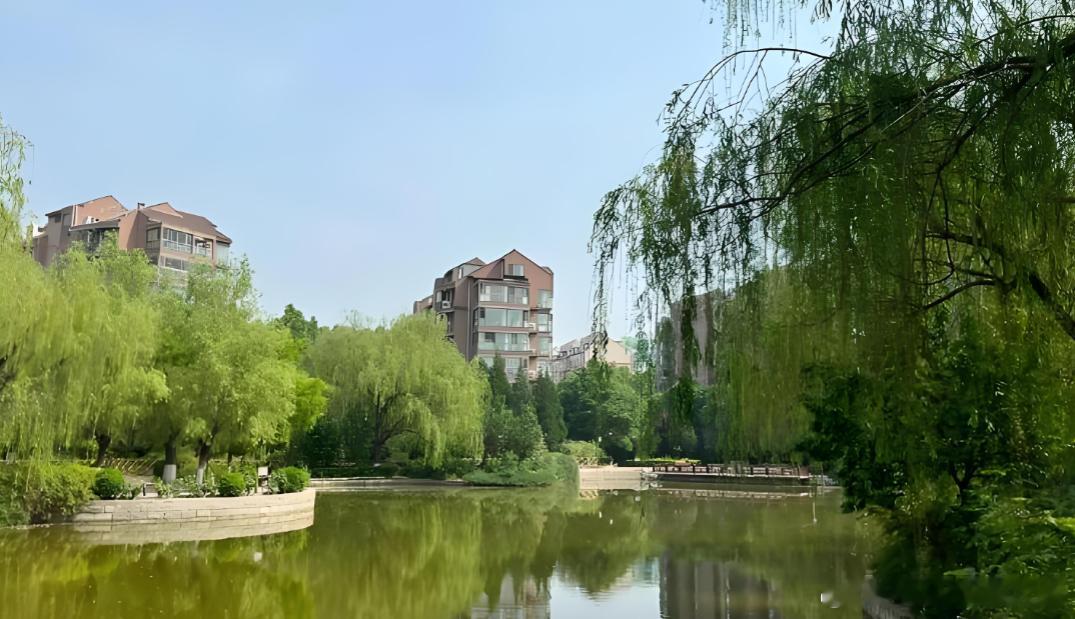 有时候很奇怪，人的八字往往也预示着人的居住环境：比如我的个人八字：戊午  戊午 