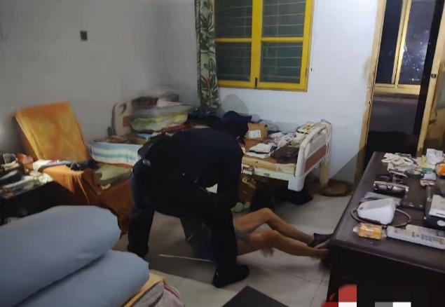揪心！5月5日凌晨3点，远在新加坡的黄女士，通过家中监控突然看到，88岁的老父亲
