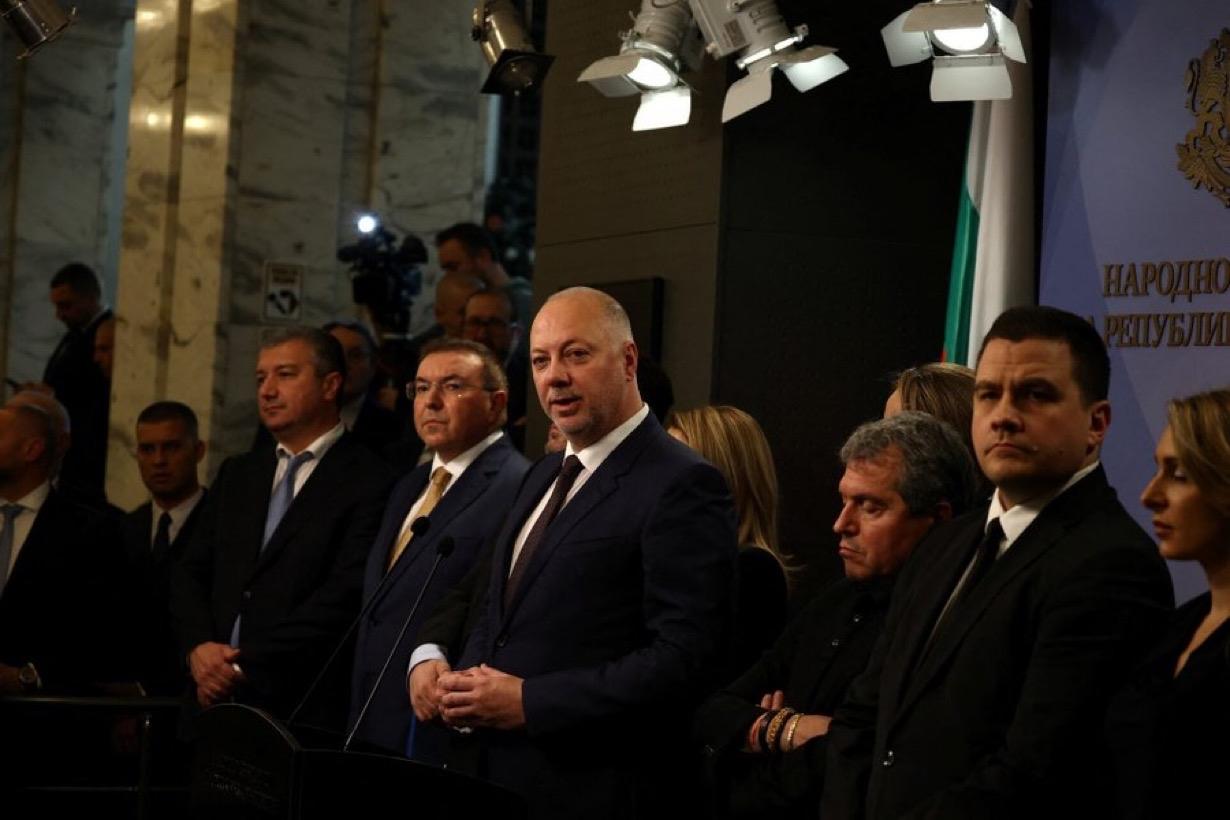 保加利亚总理罗森·热利亚兹科夫Rosen Zhelyazkov宣布，在持续数周的
