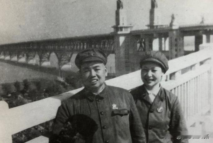 开国大将许世友和夫人田普在南京长江大桥上合影。早在1968年9月铁路桥通车前，许