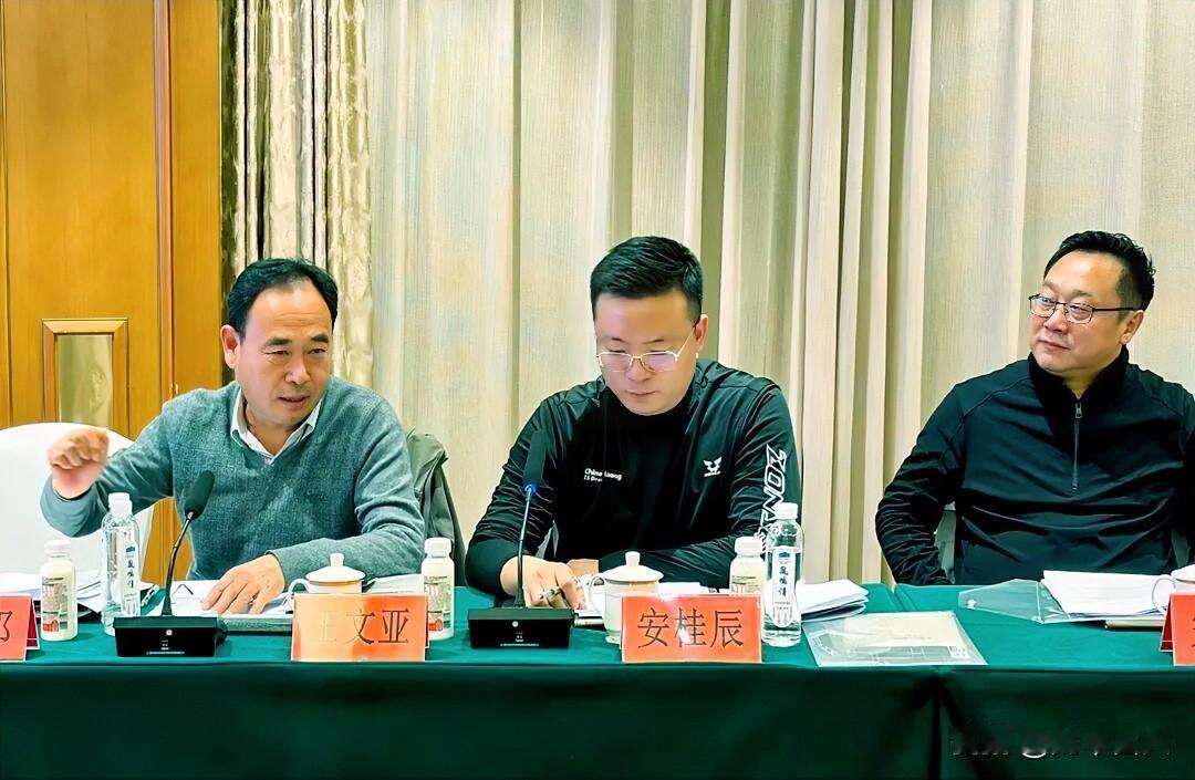 11月20日，丰县县委书记、县人大常委会主任毛孝泉主持召开新能源车辆产业高质量协