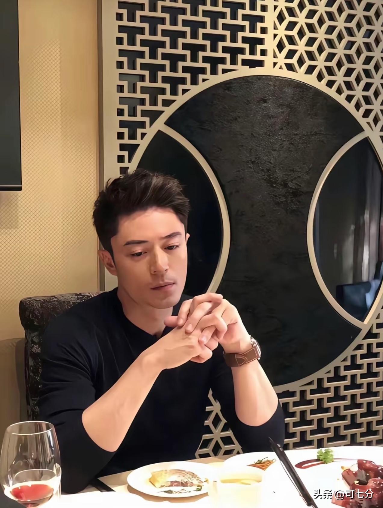 还有谁没有get到霍建华的颜值
他完全就是我理想中的男人好嘛
这五官完全就是漫画