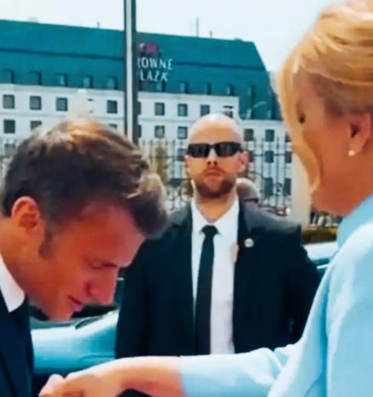 墨镜🕶️男子是不是抢了马克龙的戏份？
墨镜🕶️男子站在那是不是特别酷啊？
马