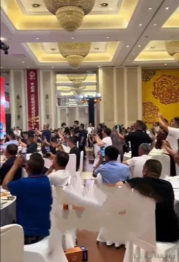 大衣哥朱之文演出现场太火爆了，观众席座无虚席，人们都高举手机拍摄，太热情了，大衣