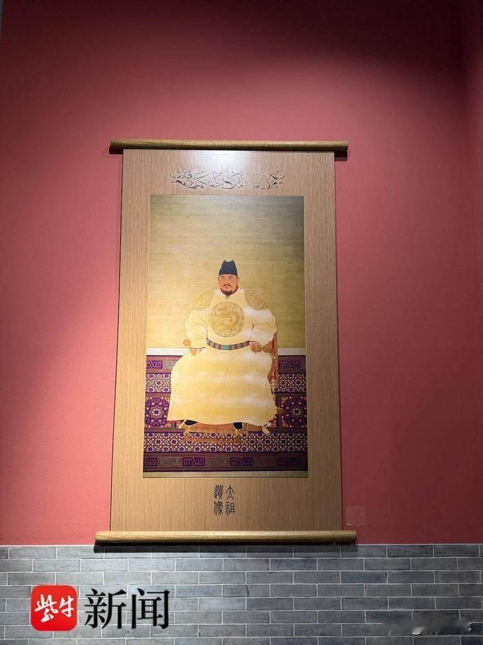 近期，历史教科书中明朝开国皇帝朱元璋的肖像被悄然替换，这一变化迅速引起了广泛的关