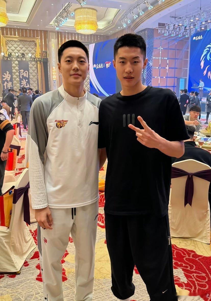 两位帅小伙同框，广东队青训小将夏振峰晒出与胡明轩的合照，并配文：偶像的力量 