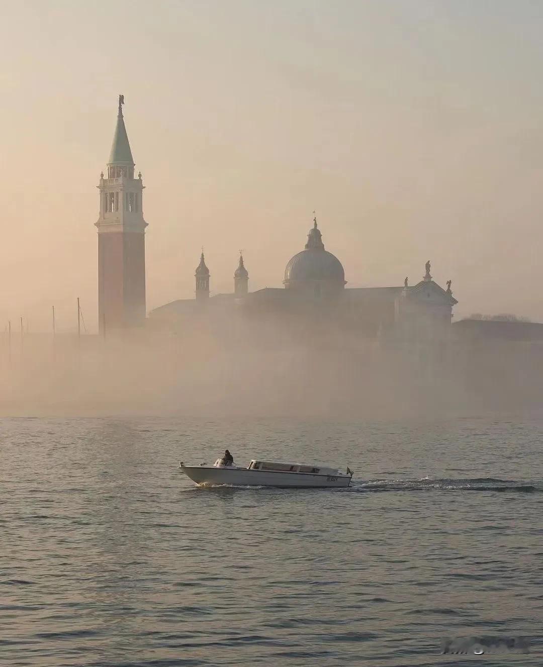 氤氲中的威尼斯岛
美得让人猝不及防