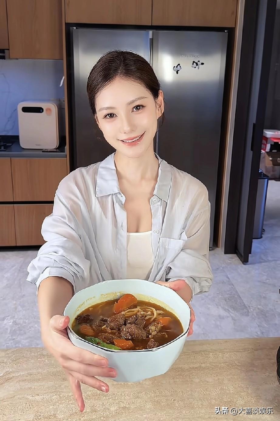 汪小菲祖上冒青烟了，
才娶到马筱梅这样的媳妇，
张兰对亲家母又是送花又是赔笑的。