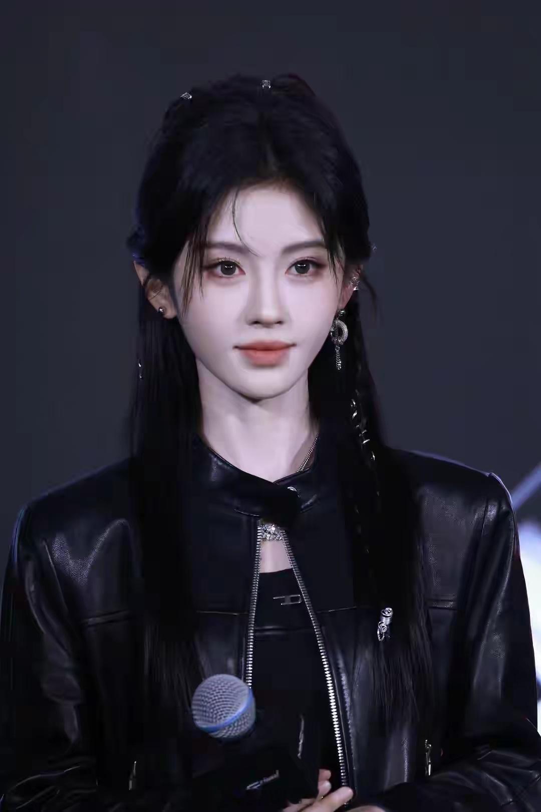 内娱最佩服的女明星就是鞠婧祎不是因为她长的漂亮也不是因为她赚钱多是因为她出道这么