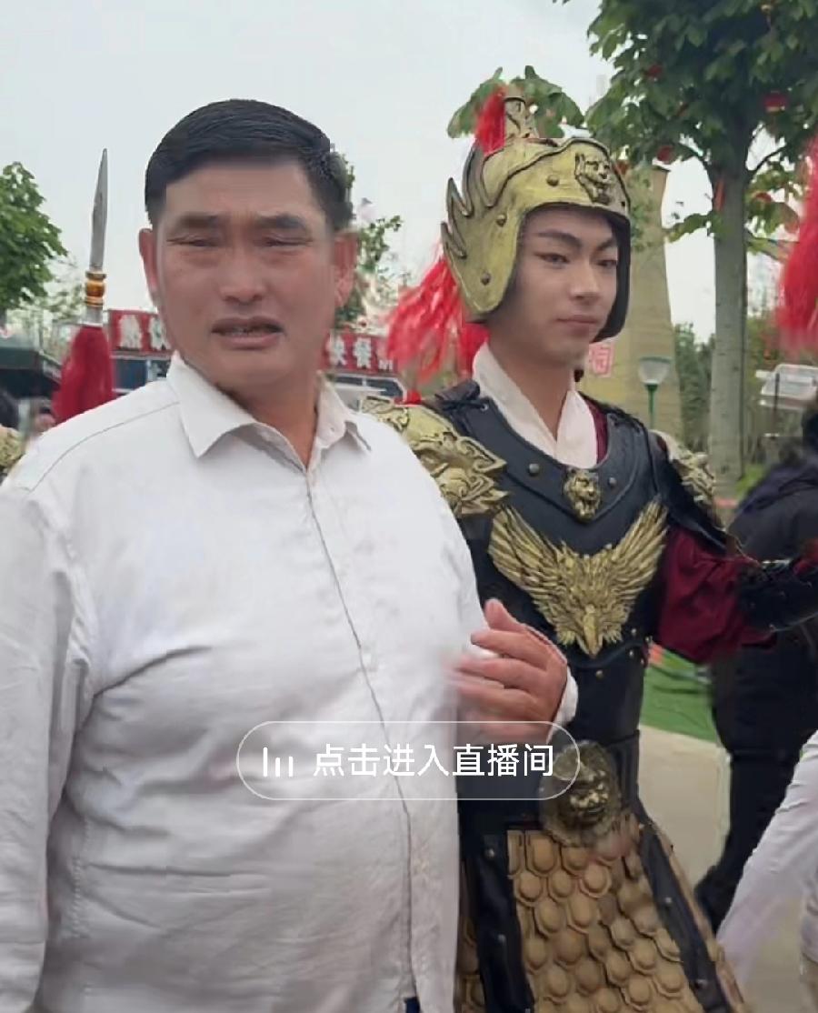 大衣哥真敬业，在曲阜冒着雨景区巡游，扮演南天门大将军，后面天兵天将护驾，打伞与角