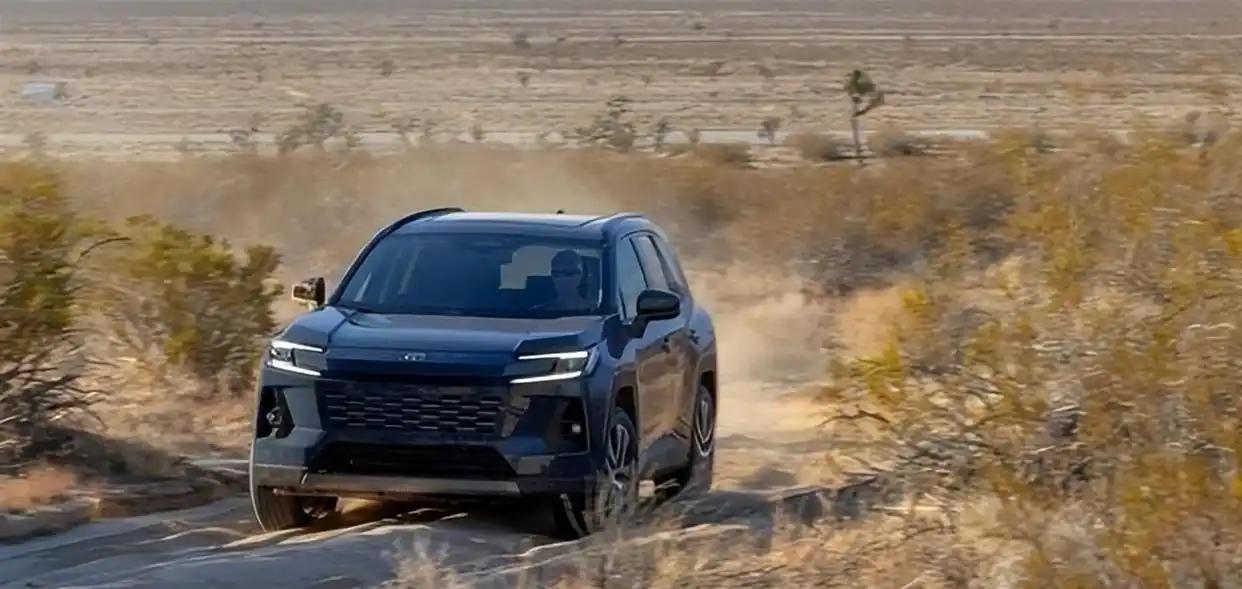 空间没啥可挑的，还是RAV4的老本事。后排坐三个成年人不算挤，后备箱规整，放倒后