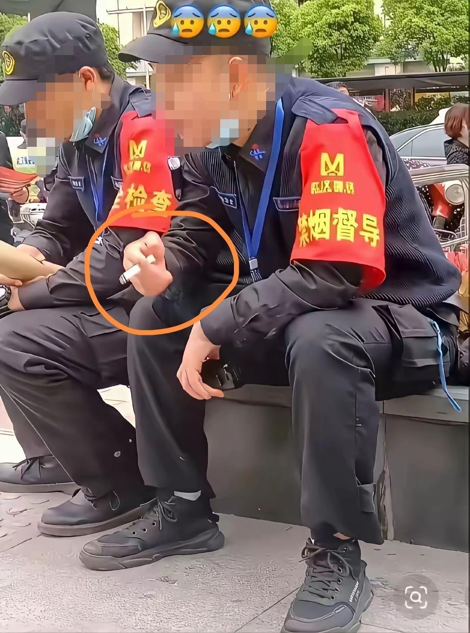 禁烟督导？他手里拿的是啥，是“棒棒糖”吗？自己都做不到的事情，如何去督导别人呢？