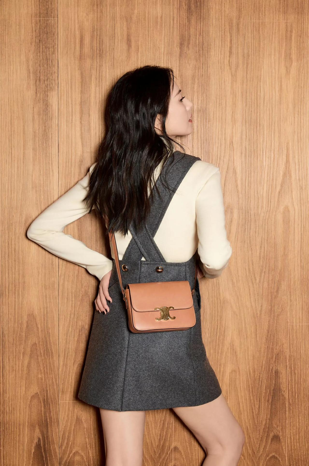 这张照片中的她真的太美太有气质了！她是75后，今年40多岁了。北京姑娘。代表作品