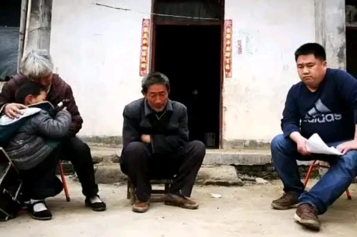 河南一男子贷款买大货车后竟离奇失联，车行老板上门讨债却意外揭开一个家庭的悲惨遭遇