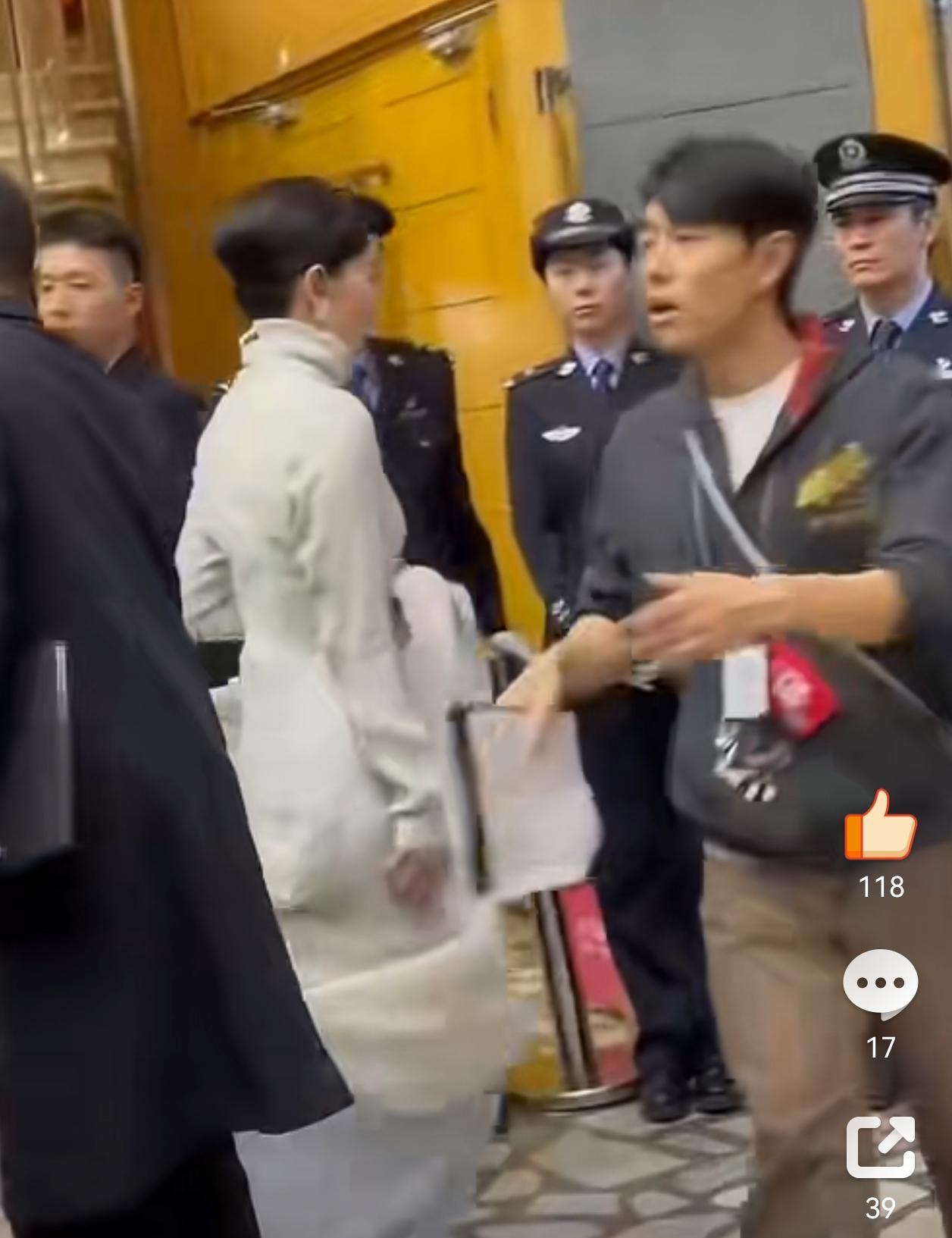 王菲彩排春晚，消息炸裂！
最终节目单却“查无此人”？
镜头捕捉到她，背影依然挺拔