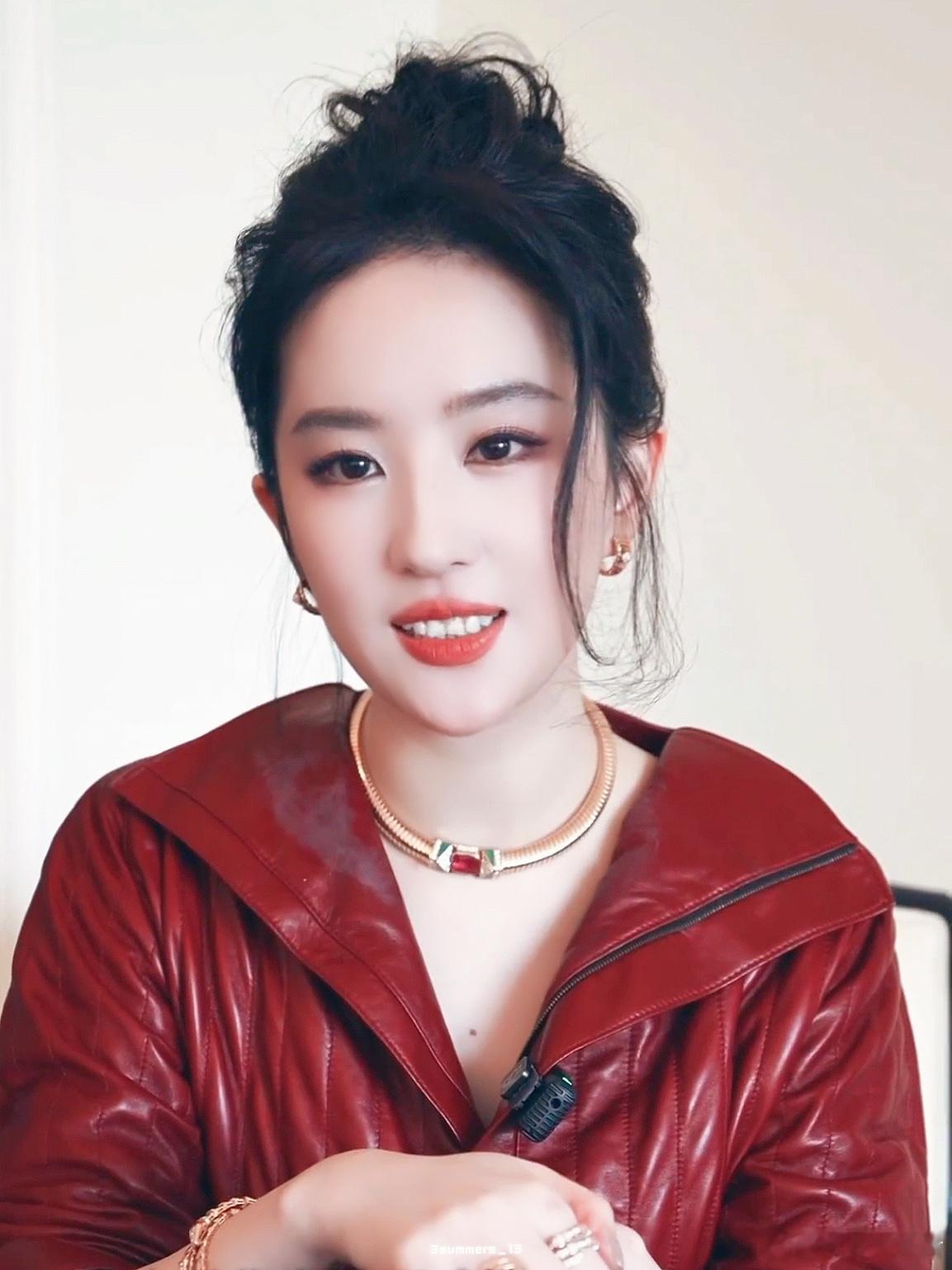 刘亦菲平时喜欢看动画片刘亦菲VogueWorld采访刘亦菲 ​​​