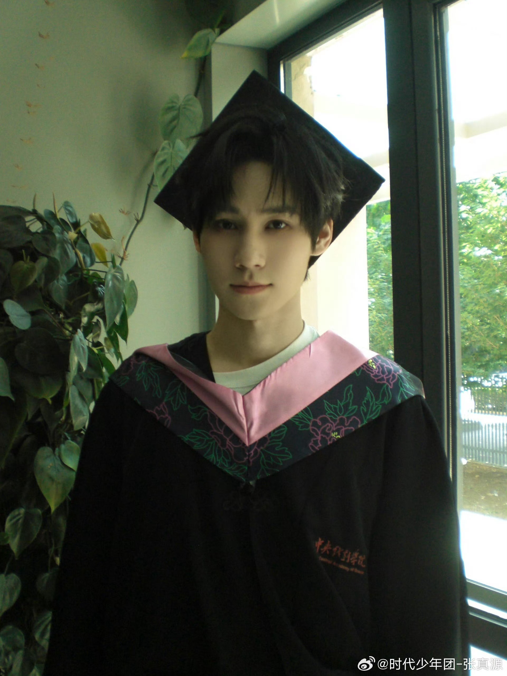 马哥张哥 穿上中戏毕业的学士服在同一个地方拍照啊 