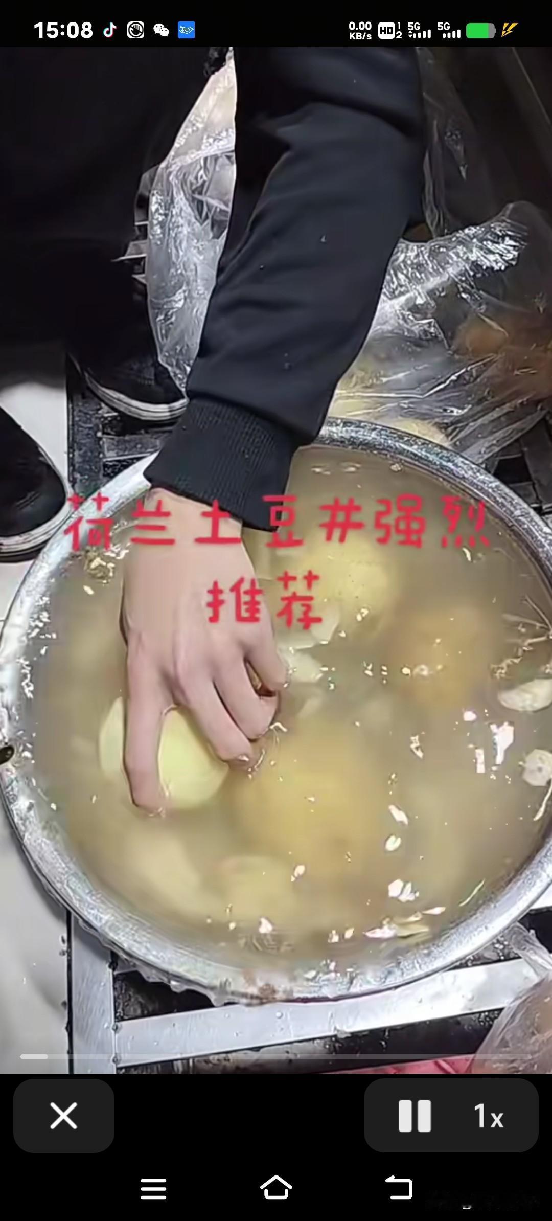 今天去菜市场买菜，遇到件奇怪事儿——卖菜的大妈非要硬送我两根葱。我连忙摆手说不用