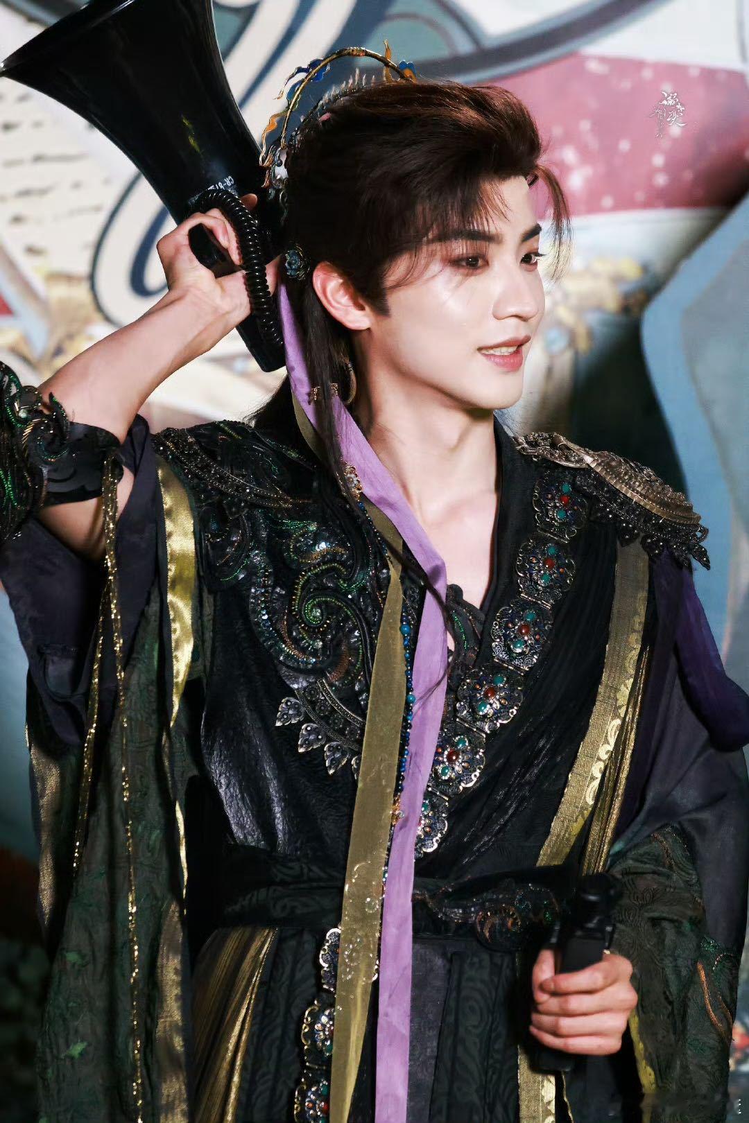 陈鑫海首部古装男主剧杀青了 不得了啦！在《古乐风华录》里饰演的少熠杀青咯！这可是