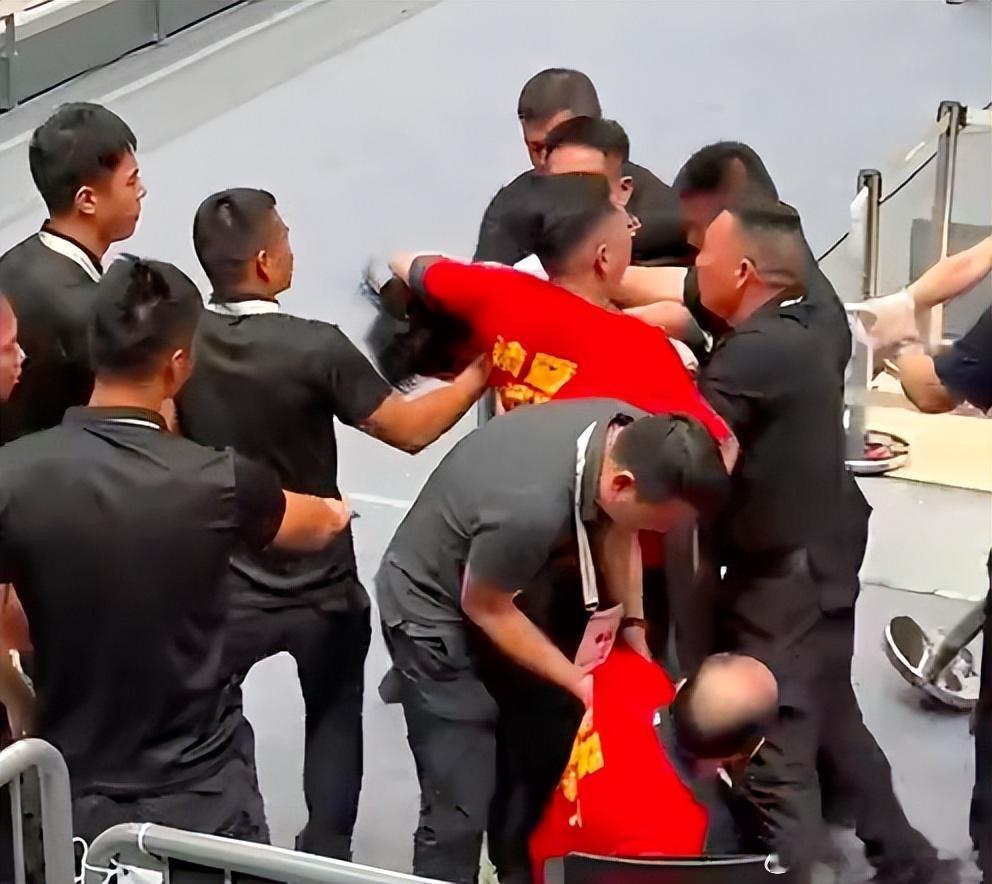 争议！前排男球迷大力扔球险些砸中杨瀚森 被近10名安保给强行拖走8月31日晚间，