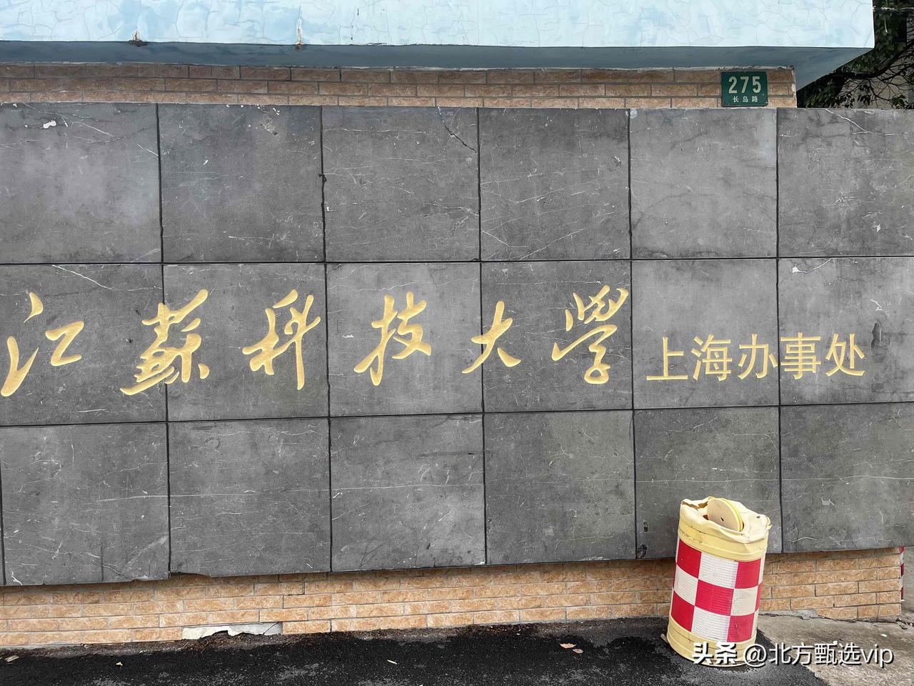 要告别这里了，今日已办好手续，也退掉了宿舍。拖着沉甸甸的行李箱，我最后一次徜徉在