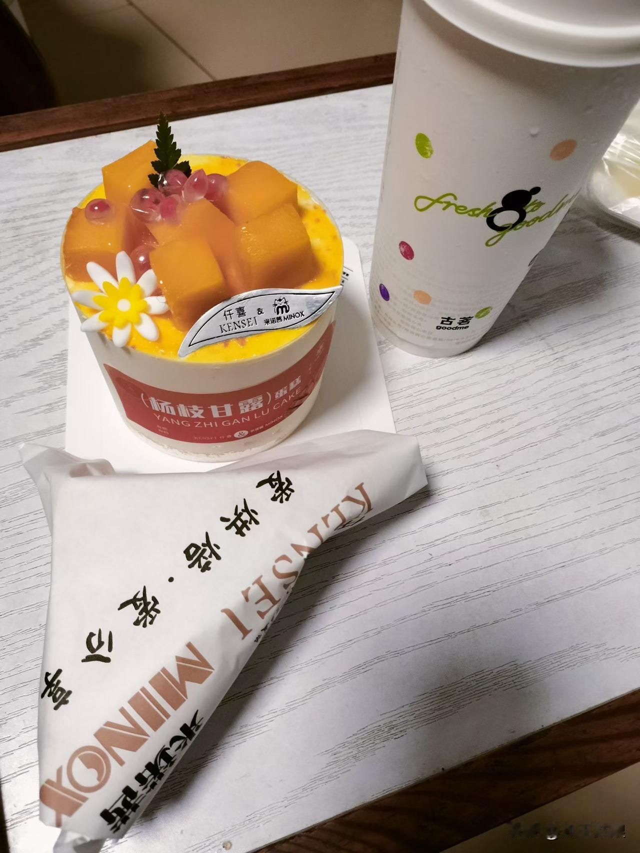现在，夏天光喝杨枝甘露可不够，来个杨枝甘露爆浆蛋糕才过瘾。大颗芒果肉、酸甜西柚、
